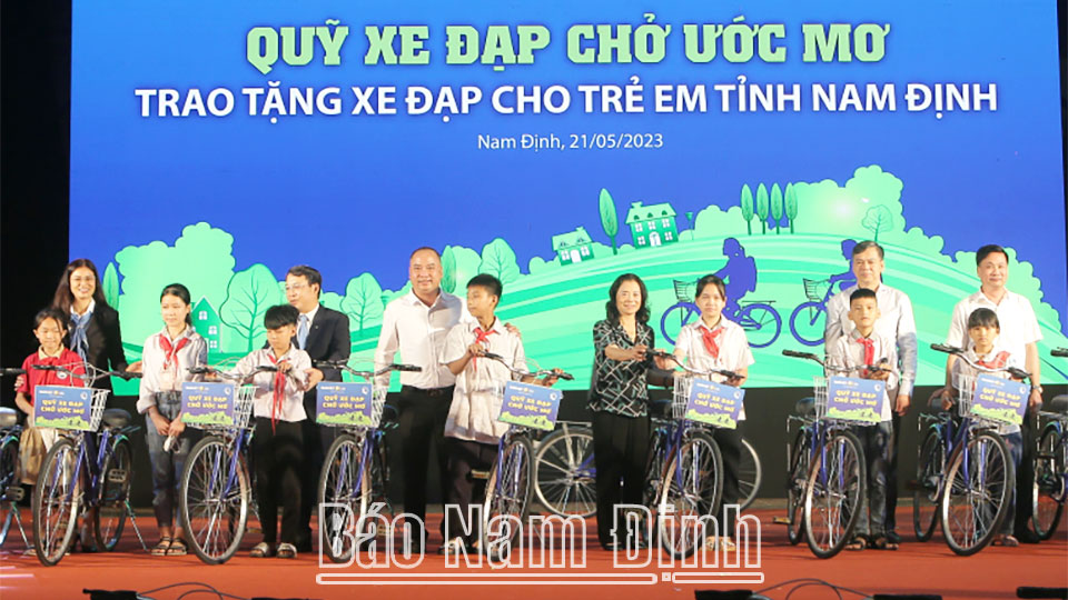 Đồng chí Trần Lê Đoài, TUV, Phó Chủ tịch UBND tỉnh, lãnh đạo Ban Dân nguyện (Ủy Ban Thường vụ Quốc hội), Tổng Công ty Bảo Việt Nhân thọ Việt Nam trao xe đạp cho các học sinh có hoàn cảnh khó khăn.