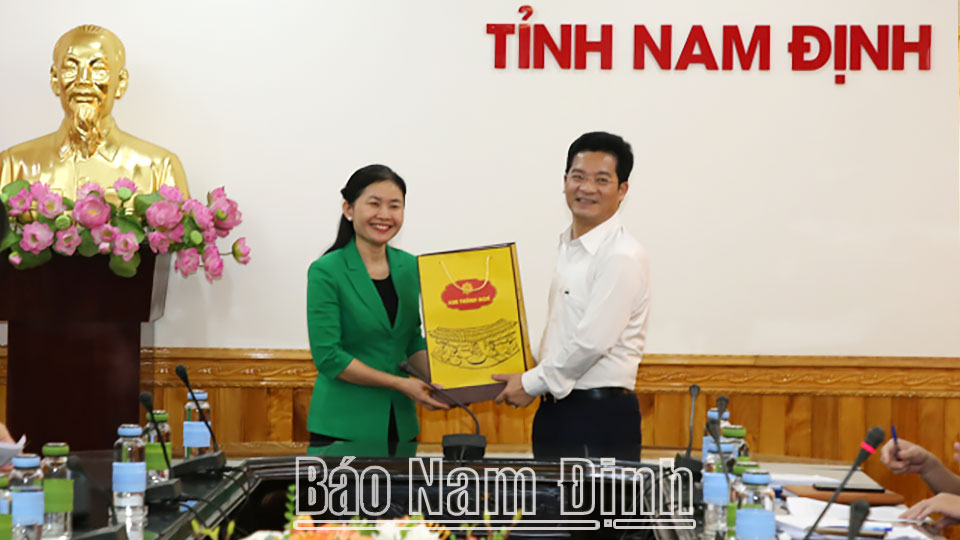 Đồng chí Trần Anh Dũng, Phó Chủ tịch Thường trực UBND tỉnh tặng quà lưu niệm cho Đoàn công tác Trung ương Hội Liên hiệp Phụ nữ Việt Nam.