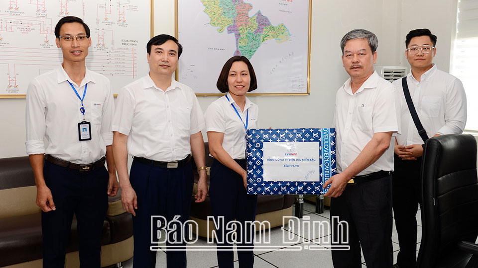 Đồng chí Lê Quang Thái, Phó Tổng Giám đốc Tổng Công ty Điện lực miền Bắc tặng quà động viên cán bộ, công nhân viên Công ty Điện lực Nam Định trong hoạt động cung ứng điện mùa nắng nóng.