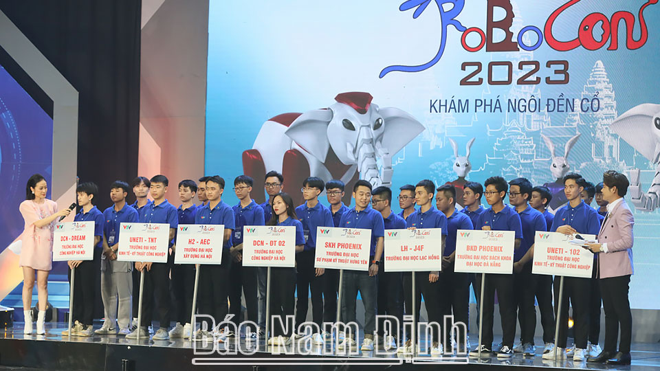 Các đội tham gia đêm chung kết Robocon Việt Nam 2023. ĐT 2