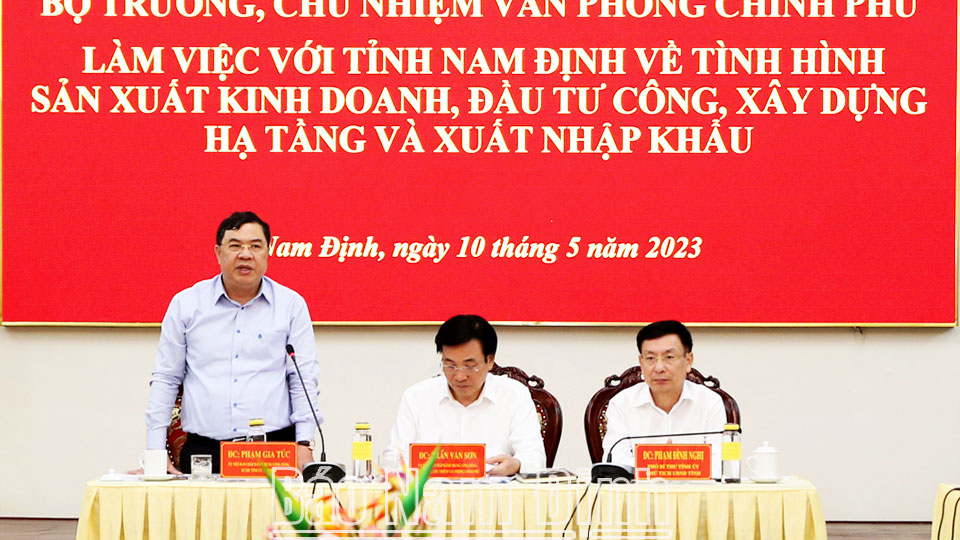 Đồng chí Phạm Gia Túc, Ủy viên BCH Trung ương Đảng Bí thư Tỉnh ủy phát biểu tại buổi làm việc.