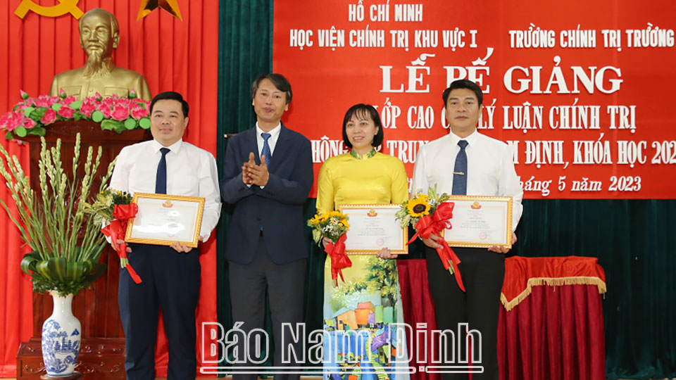 Đồng chí Phó Giáo sư, Tiến sĩ Hoàng Văn Hoan, Phó Giám đốc Học viện Chính trị khu vực I tặng giấy khen cho học viên đạt thành tích cao trong học tập.ĐT3
