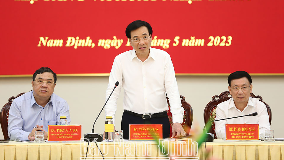 Đồng chí Trần Văn Sơn, Ủy viên BCH Trung ương Đảng, Bộ trưởng, Chủ nhiệm Văn phòng Chính phủ phát biểu tại buổi làm việc. 