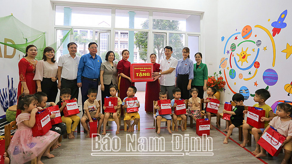 Đoàn ĐBQH tỉnh tặng quà cho cô trò lớp mầm non Việt Mỹ thuộc Công ty Cổ phần Đầu tư hạ tầng KCN Bảo Minh. 