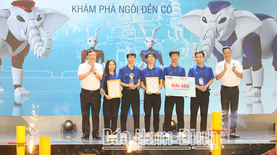 Đội DCN-ĐT 02 (Đại học Công nghiệp Hà Nội) vô địch Cuộc thi Sáng tạo Robot Việt Nam năm 2023