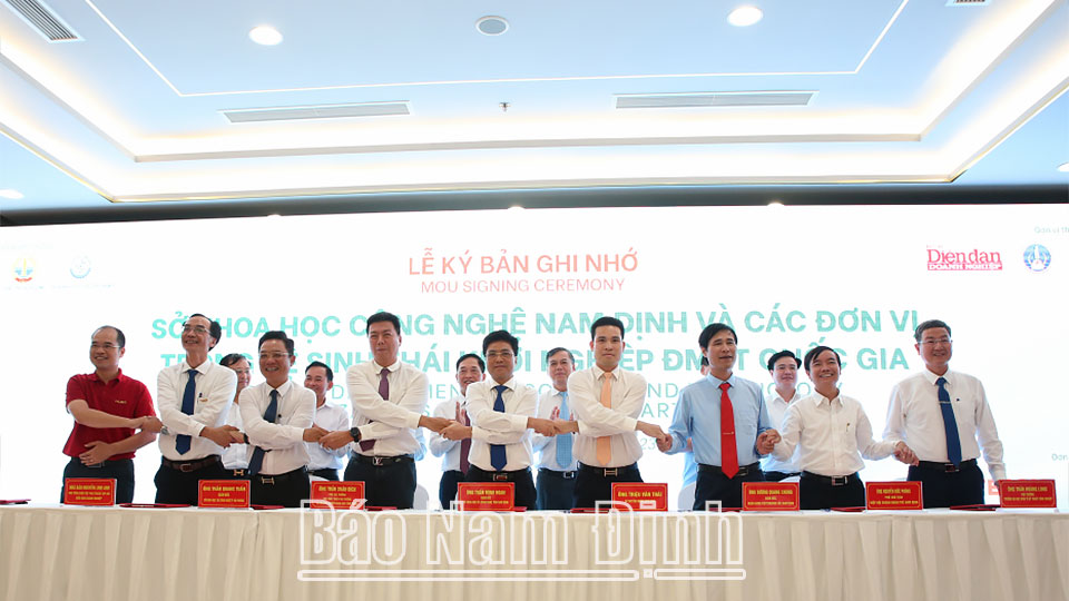 Các đồng chí lãnh đạo tỉnh và các đại biểu bộ, ngành chứng kiến lễ Ký bản ghi nhớ giữa Sở KHCN Nam Định và các đơn vị trong hệ sinh thái Khởi nghiệp đổi mới sáng tạo Quốc gia. ảnh: Hoàng Tuấn ĐT6