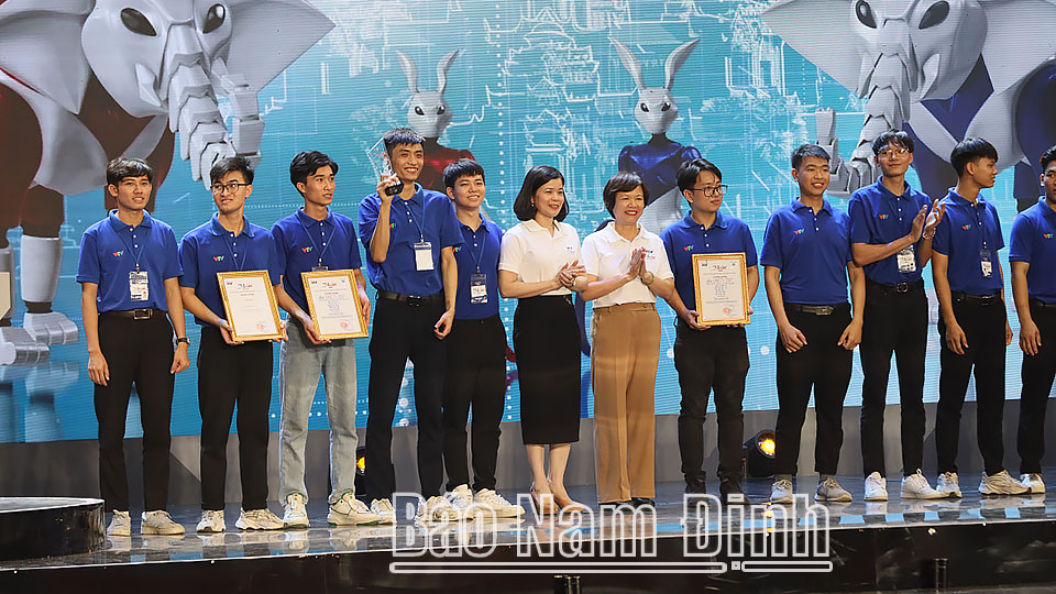 Đồng chí Phạm Thị Thu Hằng, Ủy viên BTV Tỉnh ủy, Trưởng ban Tuyên giáo Tỉnh ủy và đại diện Đài Truyền hình Việt Nam trao 2 giải Ba cho các đội UNETI-TNT và UNETI-102 (Đại học Kinh tế - Kỹ thuật Công nghiệp). ĐT6

