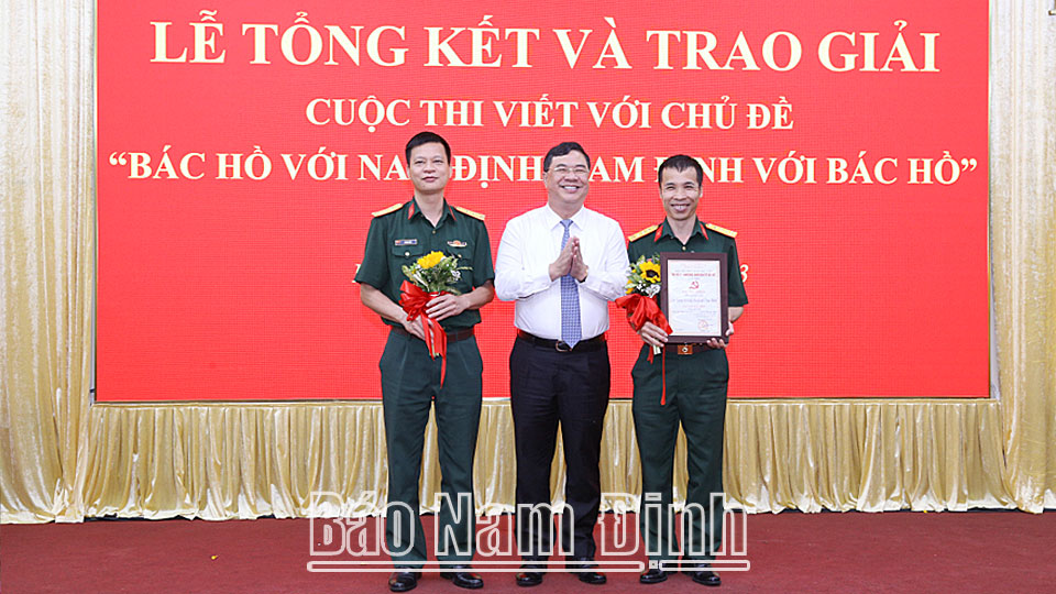 Đồng chí Phạm Gia Túc, Ủy viên BCH Trung ương Đảng, Bí thư Tỉnh ủy trao giấy chứng nhận cho nhóm tác giả đạt giải Đặc biệt.