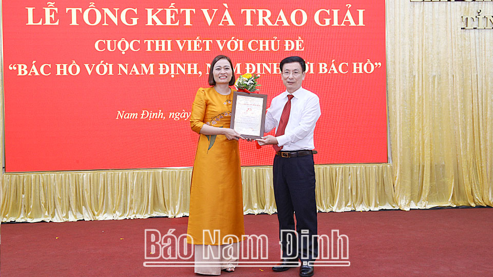 Đồng chí Phạm Đình Nghị, Phó Bí thư Tỉnh ủy, Chủ tịch UBND tỉnh trao giấy chứng nhận cho tác giả đạt giải Nhất.