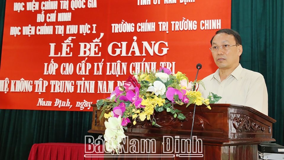 Đồng chí Nguyễn Văn Va, Ủy viên Ban TVTU, Trưởng Ban Tổ chức Tỉnh ủy phát biểu tại lễ bế giảng. ĐT1