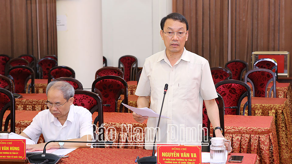 Đồng chí Nguyễn Văn Va, Ủy viên Ban TVTU, Trưởng Ban Tổ chức Tỉnh ủy phát biểu tại hội nghị.