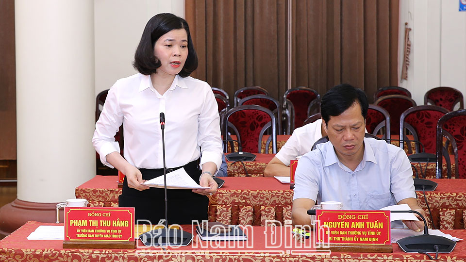 Đồng chí Phạm Thị Thu Hằng, Ủy viên Ban TVTU, Trưởng Ban Tuyên giáo Tỉnh ủy phát biểu tại hội nghị.