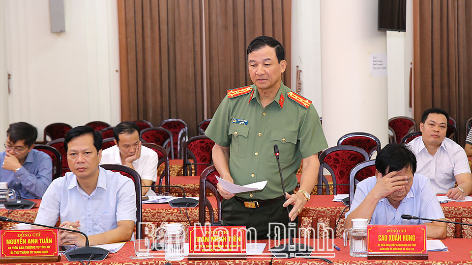 Đại tá Trần Minh Tiến, Ủy viên Ban TVTU, Giám đốc Công an tỉnh phát biểu tại hội nghị.