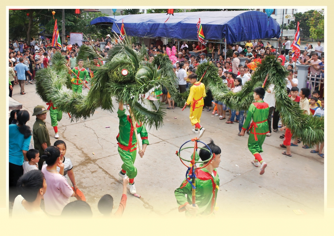 <em>Rồng mây biểu diễn tại lễ hội làng Quả Linh, xã Thành Lợi (Vụ Bản). </em>