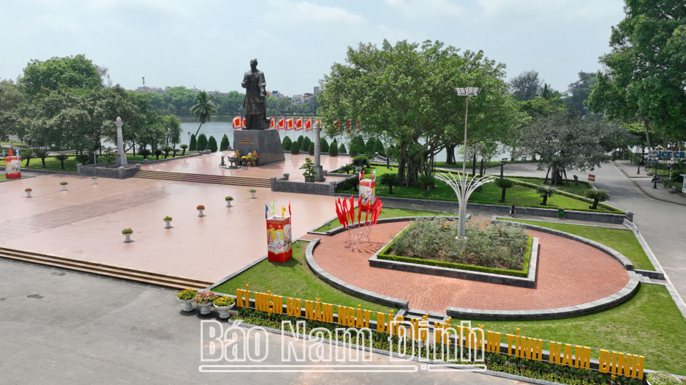 Cụm chữ, panô, cờ, phướn tại khu vực tượng đài Trần Hưng Đạo (thành phố Nam Định). 