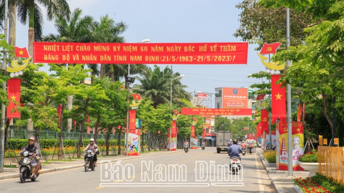Rực rỡ cờ, hoa chào mừng kỷ niệm 60 năm Ngày Bác Hồ về thăm Nam Định
