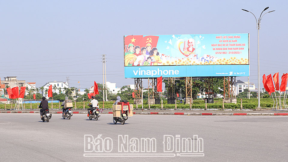 Áp phích tại nút giao thông huyện Xuân Trường chào mừng kỷ niệm 60 năm ngày Bác Hồ về thăm tỉnh Nam Định.