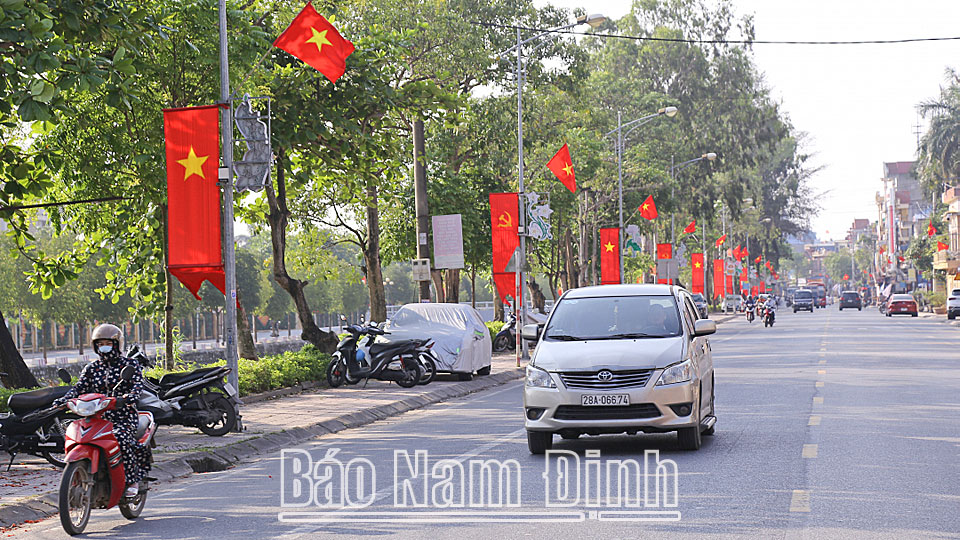 Các tuyến đường huyện Trực Ninh rực rỡ cờ Đảng, cờ Tổ quốc chào mừng kỷ niệm 60 năm ngày Bác Hồ về thăm tỉnh Nam Định.