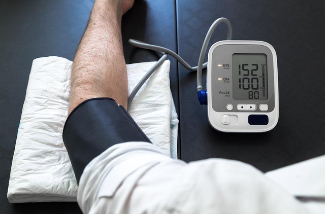 Người bệnh huyết áp cao trong mùa hè hàng ngày nên đo huyết áp trước khi ngủ dậy.