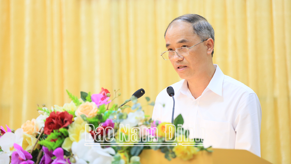 Đồng chí Đỗ Văn Mạnh, Phó Bí thư thường trực Huyện uỷ Hải Hậu trình bày tham luận tại hội thảo.
