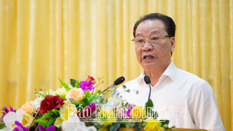 GS.TS Phùng Hữu Phú, nguyên Uỷ viên BCH Trung ương Đảng, Chủ tịch Hội đồng khoa học các cơ quan Đảng Trung ương trình bày tham luận: “60 năm lời dạy của Bác Hồ tiếp tục soi sáng đường chúng ta đi”. 
