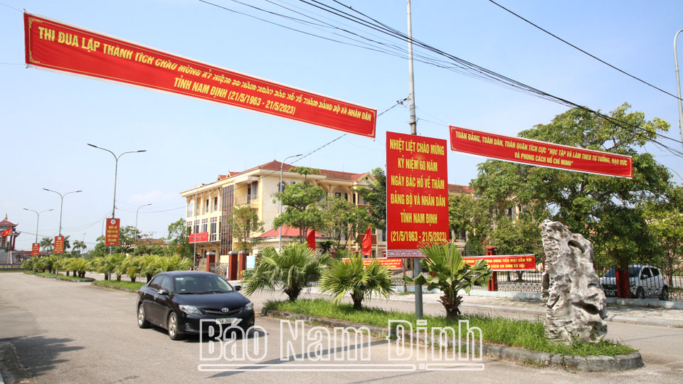 Khẩu hiệu tuyên truyền kỷ niệm 60 năm Bác Hồ về thăm Nam Định trước trụ sở UBND huyện Mỹ Lộc. 
