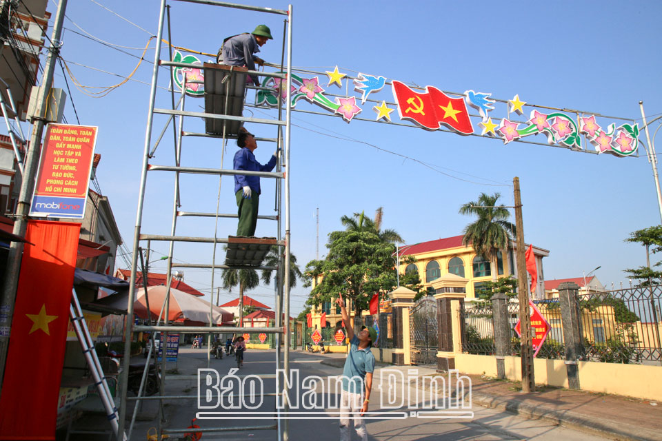 Xã Kim Thái (Vụ Bản) trăng treo khẩu hiệu chào mừng kỷ niệm 60 năm Bác Hồ về thăm Nam Định.