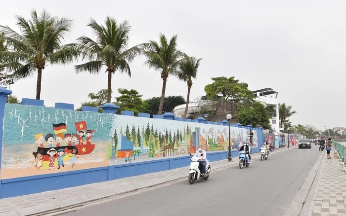 Bức tranh gốm Tình hữu nghị Việt - Đức tại bức tường Công viên Nước Hồ Tây (Hà Nội).