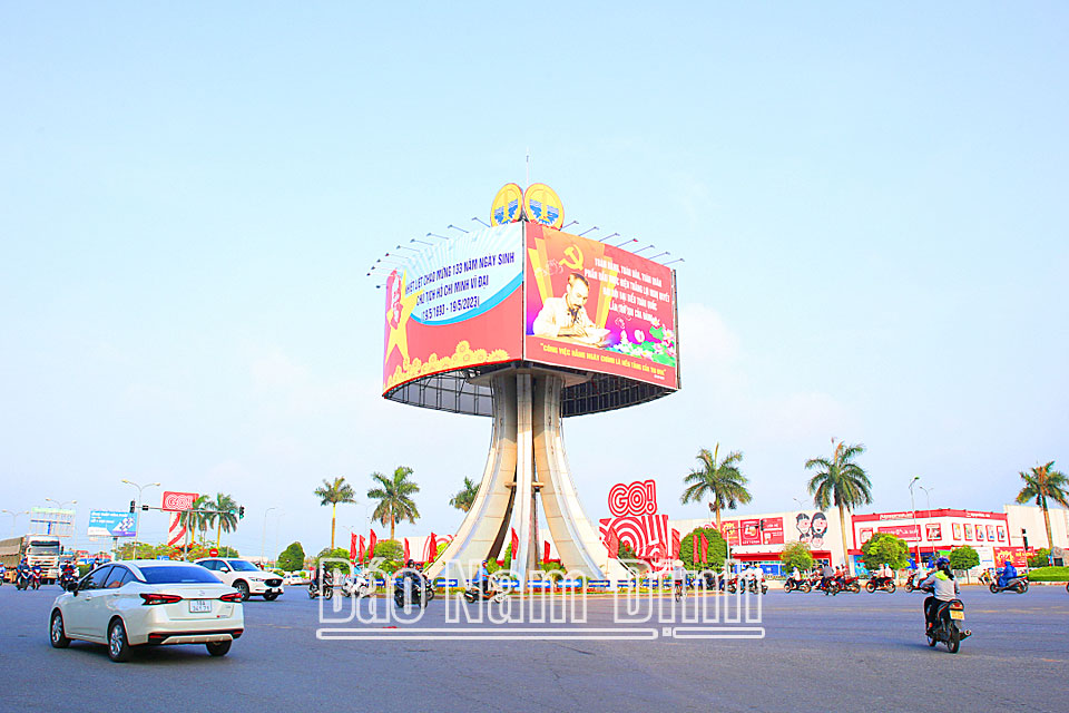 Cụm pano tuyền truyền cổ động chào mừng kỷ niệm 60 năm ngày Bác Hồ về thăm Nam Định tại đảo giao thông nút giao Quốc lộ 10 - Đông A - Đại lộ Thiên Trường (thành phố Nam Định). 