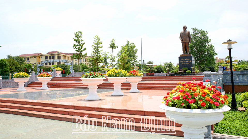 Khu vực Tượng đài Tổng Bí thư Trường Chinh tại huyện Xuân Trường được trang trí các chậu hoa tươi.
