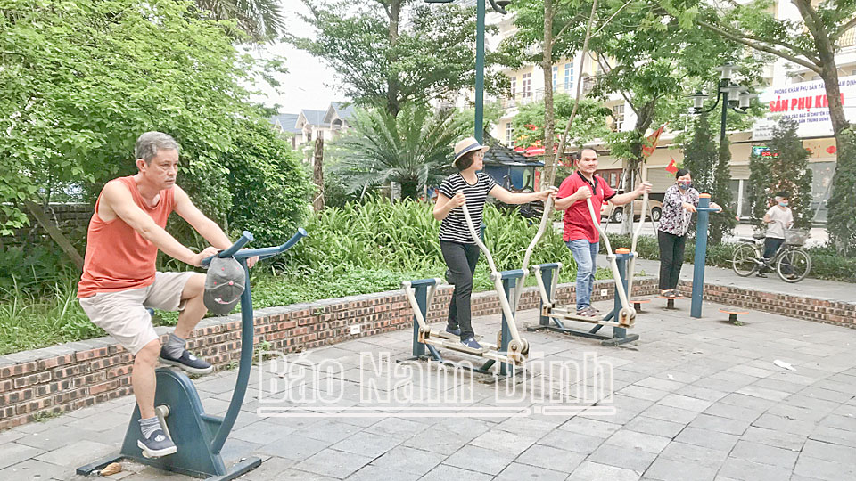 Người dân tập luyện với các dụng cụ thể thao lắp đặt tại công viên Khu đô thị Dệt may (thành phố Nam Định).