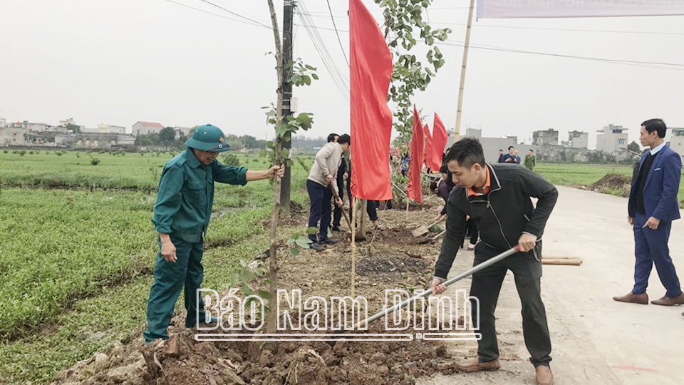 Nhân dân xã Tân Thành (Vụ Bản) trồng cây, góp phần tạo không gian xanh và bảo vệ môi trường sinh thái.