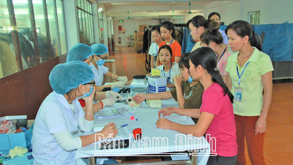 Công ty Cổ phần May thêu Việt Phát (Nam Trực) phối hợp với cơ sở y tế khám sức khỏe định kỳ cho người lao động.