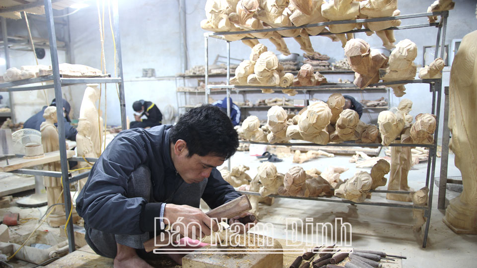 Hội viên nông dân xã Xuân Phương phát triển nghề điêu khắc tượng gỗ.