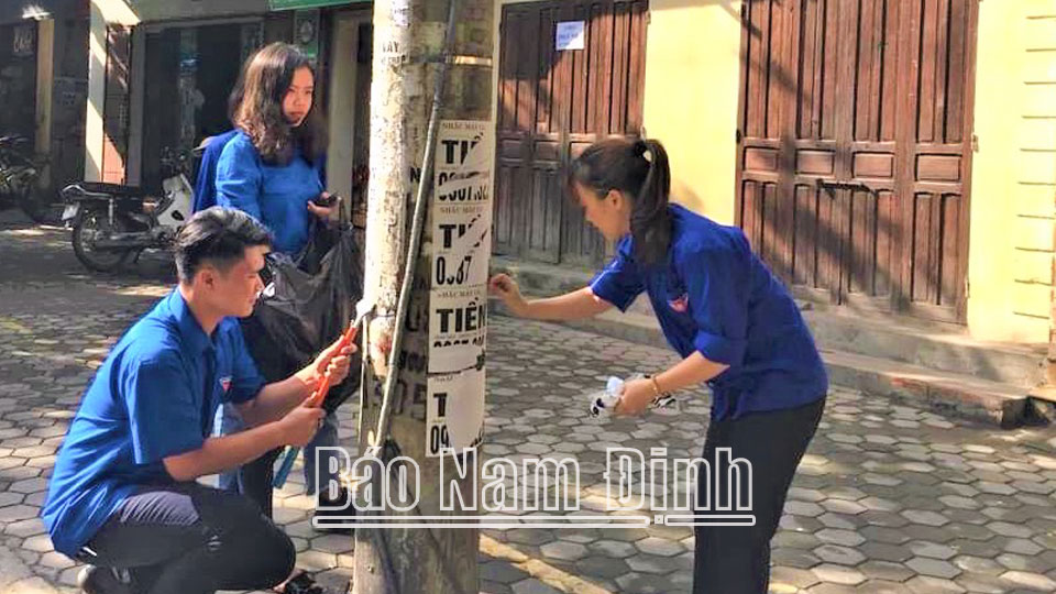 Đoàn Thanh niên phường Trần Đăng Ninh (thành phố Nam Định) ra quân trong Ngày thứ bảy tình nguyện bóc dỡ quảng cáo sai quy định.