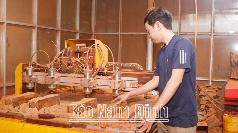 Làng nghề mộc mỹ nghệ La Xuyên, xã Yên Ninh (Ý Yên) thu hút, tạo việc làm, thu nhập ổn định cho hàng nghìn lao động.