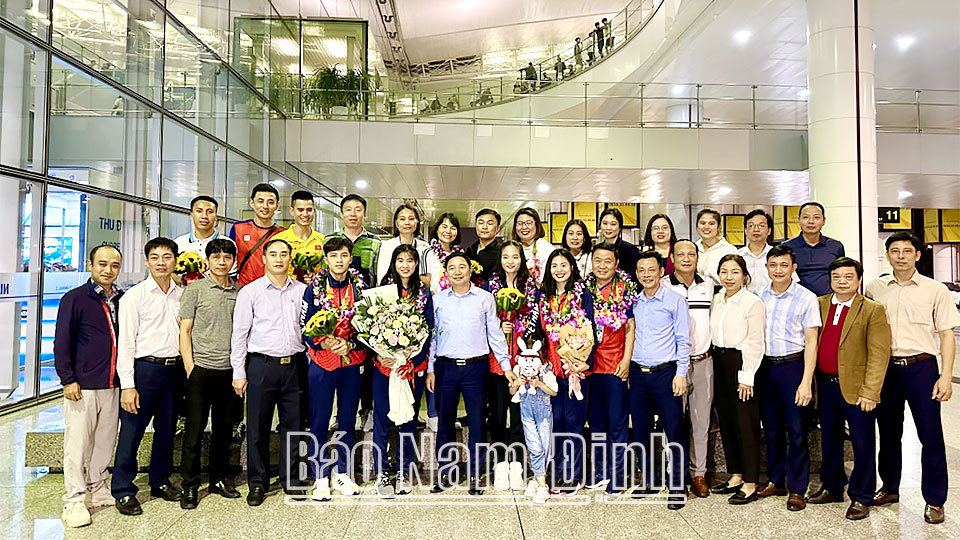 Lãnh đạo Sở Văn hoá, Thể thao và Du lịch tặng hoa chúc mừng các VĐV Nam Định đạt thành tích tại SEA Games 32.