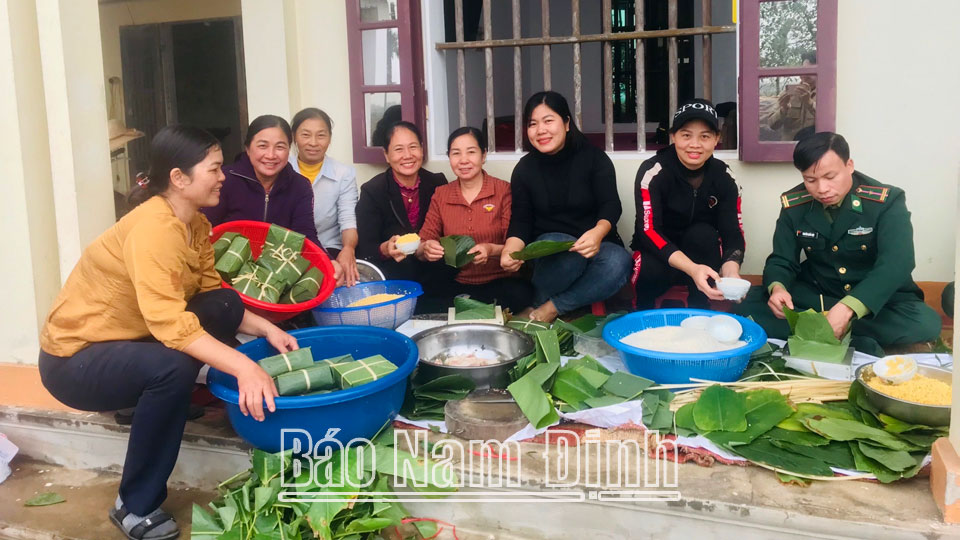 Phụ nữ thị trấn Thịnh Long tham gia xây dựng nông thôn mới