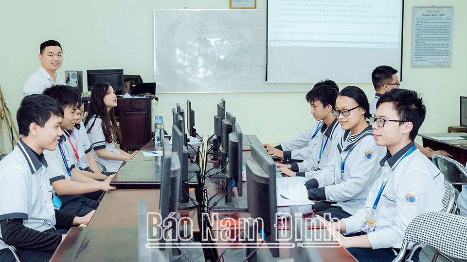 Học sinh Trường THPT chuyên Lê Hồng Phong (thành phố Nam Định) trong giờ thực hành tin học.
Bài và ảnh: Ngọc Ánh