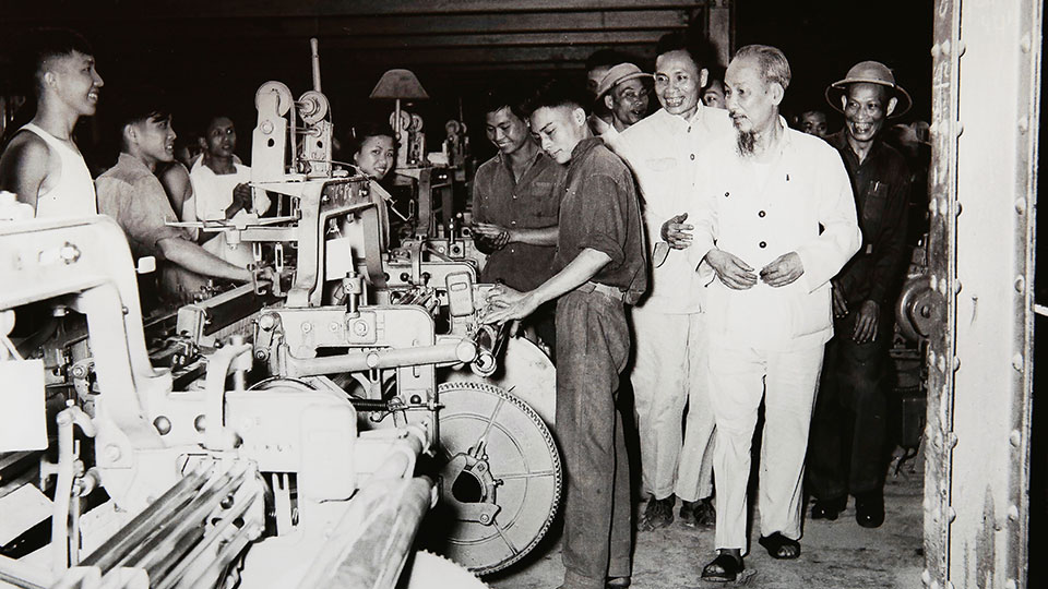 Chủ tịch Hồ Chí Minh thăm các phân xưởng của Nhà máy Dệt Nam Định, ngày 24-4-1957.