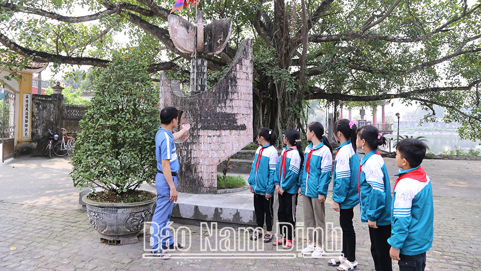 Giáo dục truyền thống lịch sử cách mạng cho thế hệ trẻ tại Đình Thượng Đồng, xã Yên Tiến (Ý Yên).