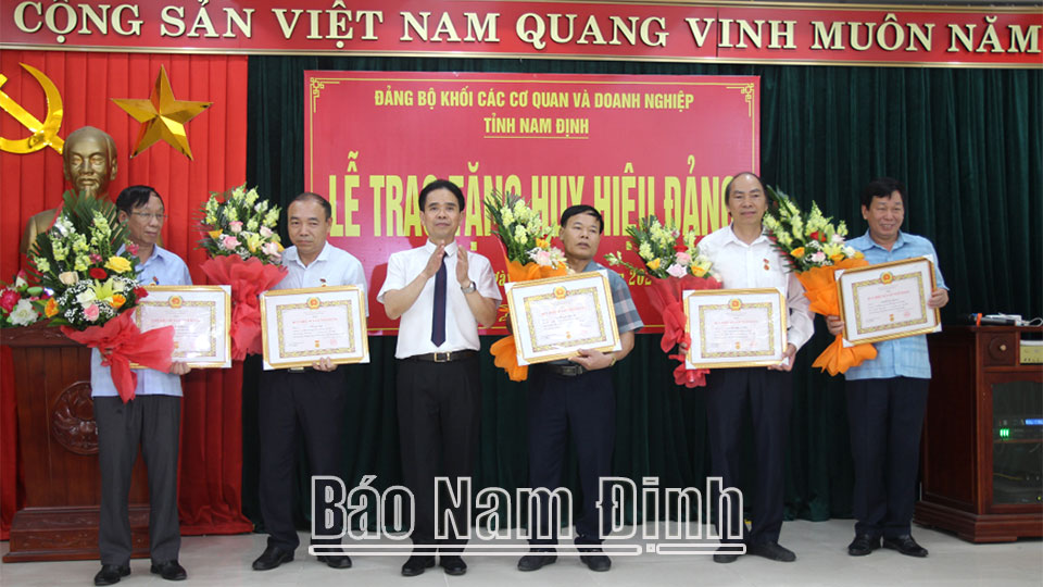 Đồng chí Vũ Hữu Thi, TUV, Bí thư Đảng ủy Khối Các cơ quan và Doanh nghiệp tỉnh trao tặng Huy hiệu 40 năm tuổi Đảng cho các đảng viên  ĐT1