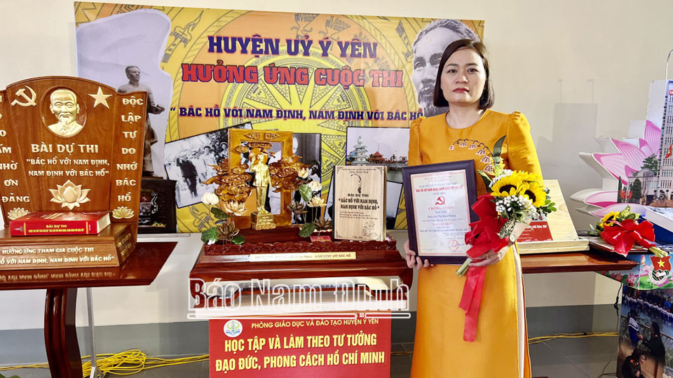 Cô giáo Nguyễn Thị Kim Dung, Trường Tiểu học Yên Trị (Ý Yên), đạt giải Nhất cuộc thi viết “Bác Hồ với Nam Định, Nam Định với Bác Hồ.
