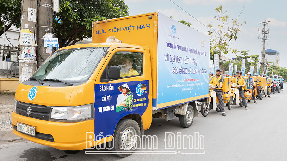 Bưu điện tỉnh và BHXH tỉnh ra quân tuyên truyền lưu động trên địa bàn thành phố Nam Định. 