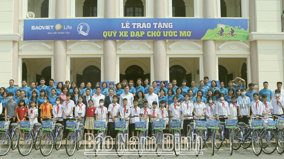 Đồng chí Phó Chủ tịch UBND tỉnh Trần Lê Đoài, lãnh đạo Ban Dân nguyện (Ủy Ban Thường vụ Quốc hội), Tổng Công ty Bảo Việt Nhân thọ Việt Nam trao xe đạp cho các học sinh có hoàn cảnh khó khăn.