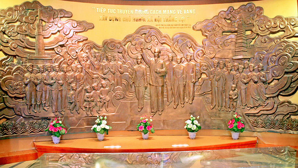 Bức phù điêu Bác Hồ với nhân dân Nam Định tại Bảo tàng tỉnh Nam Định. 
Ảnh: Bảo tàng tỉnh Nam Định