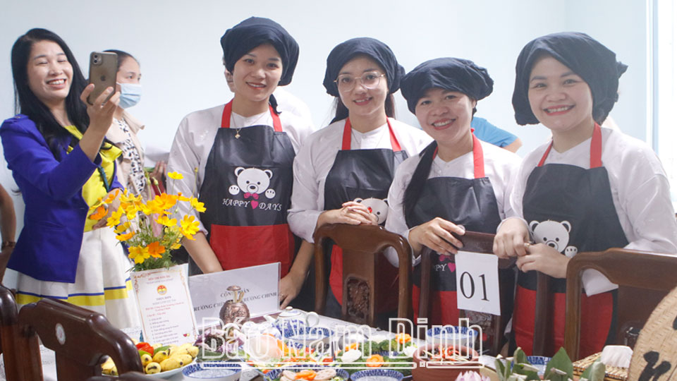 Ban nữ công Công đoàn Trường Chính trị Trường Chinh tham gia Hội thi nấu ăn Bữa cơm gia đình do Công đoàn Viên chức tỉnh tổ chức.