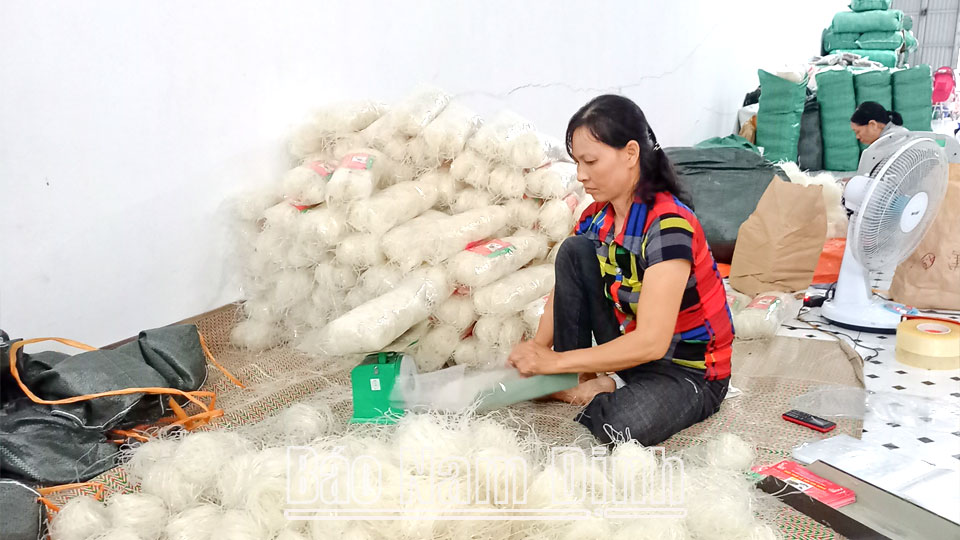 Phụ nữ thị trấn Ninh Cường (Trực Ninh) phát triển nghề làm bánh đa.