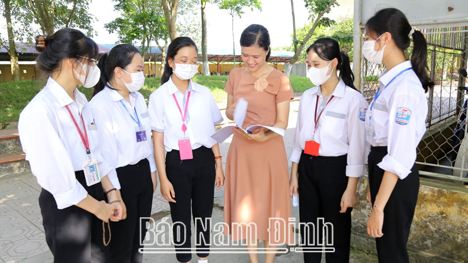 Hội viên phụ nữ huyện Xuân Trường tuyên truyền Luật Bảo vệ và Chăm sóc trẻ em cho học sinh Trường THPT Nguyễn Trường Thuý (Xuân Trường).