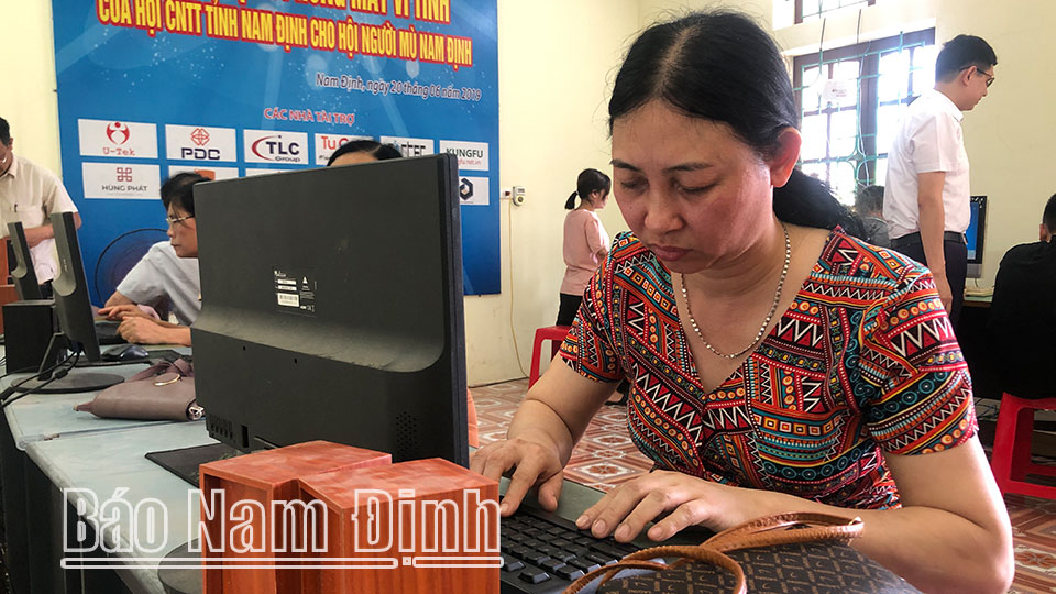 Chị Nguyễn Thị Nhâm, Chủ tịch Hội Người mù huyện Trực Ninh học tập nâng cao kỹ năng tin học văn phòng tại Trung tâm Hỗ trợ phát triển giáo dục hoà nhập (Hội Người mù tỉnh).